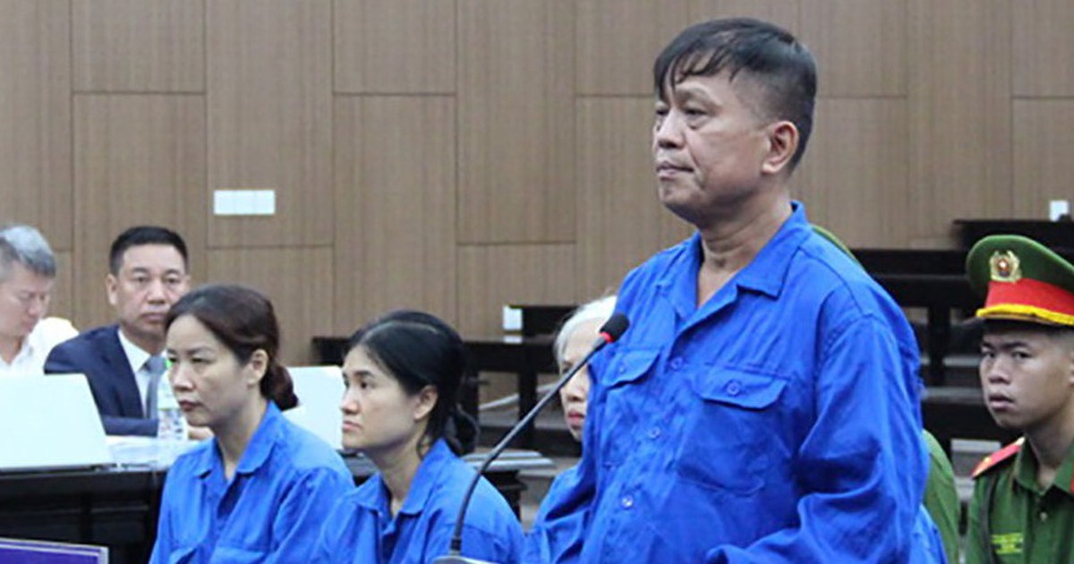 Cựu Thứ trưởng Nguyễn Bá Hoan nói có nhận tiền, USD, đồng hồ nhưng xin tòa xem lại 10 tỉ đồng 'quà Tết'