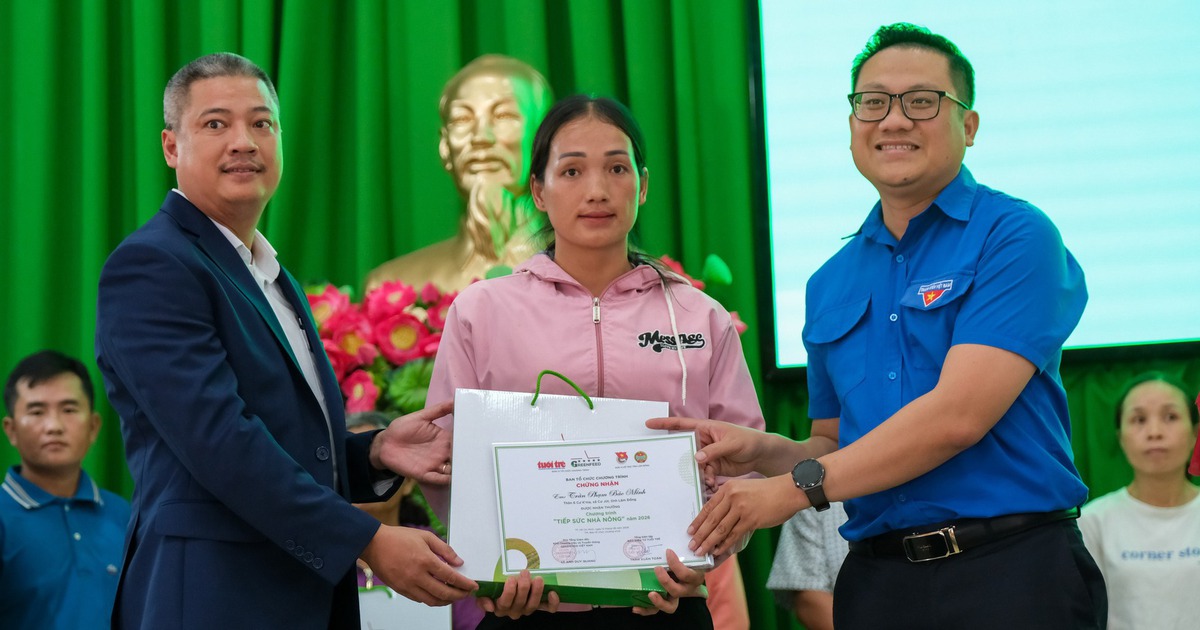 Tuổi Trẻ cầm vốn trao tay nông dân, bà con hỏi thêm cách mua con giống phù hợp
