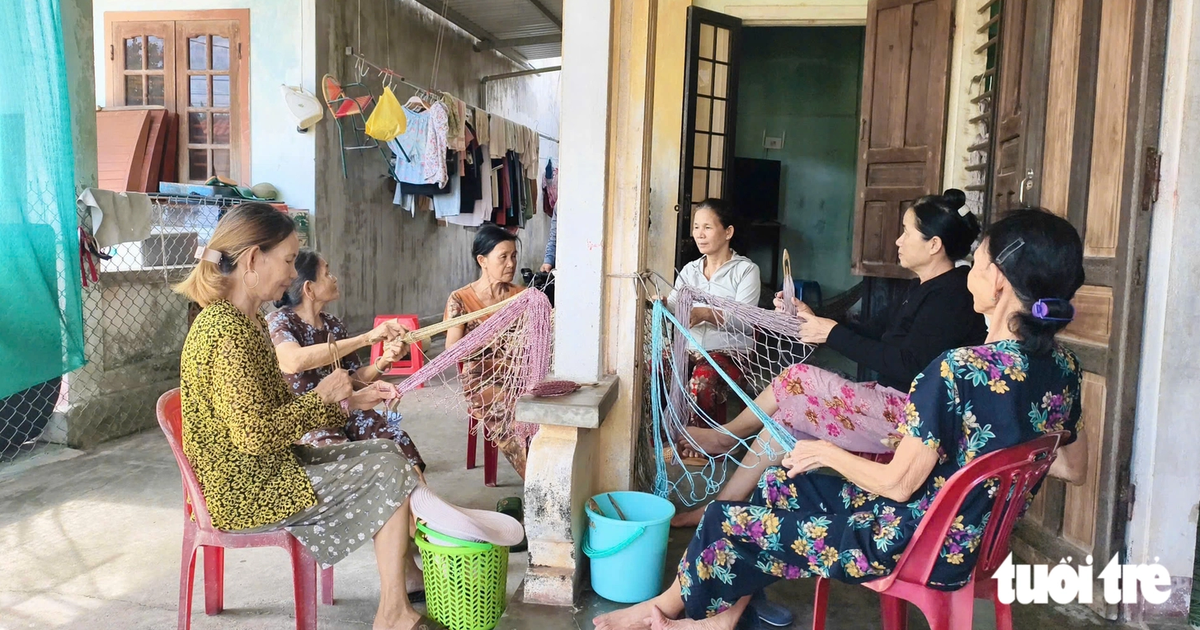 Elderly women keep nearly century-old hammock weaving craft alive in central Vietnam