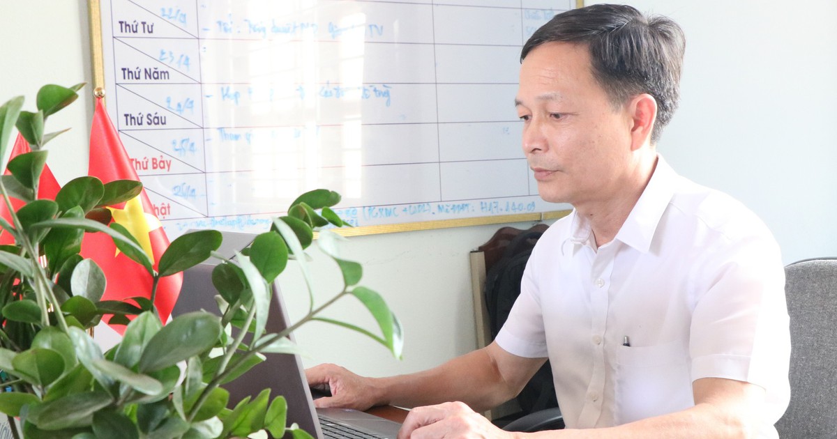 Vượt mọi khó khăn, thầy hiệu trưởng đưa chuyển đổi số lên trường rẻo cao