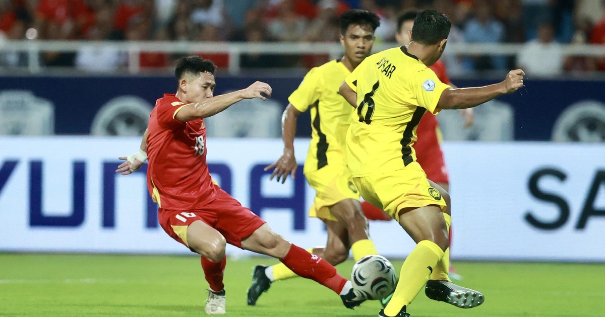 Fan Thái Lan: 'Cũng dẫn trước 2 bàn mà sao Việt Nam đá khác quá'