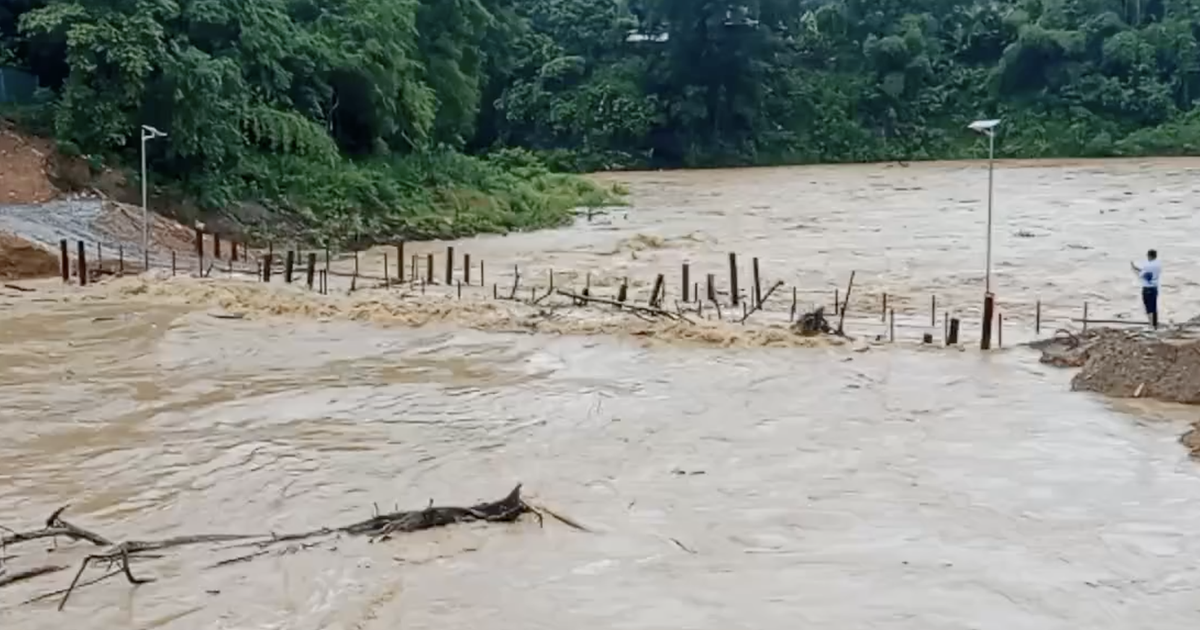Mưa lớn ngập đường, trôi cầu chia cắt nhiều bản làng Nghệ An