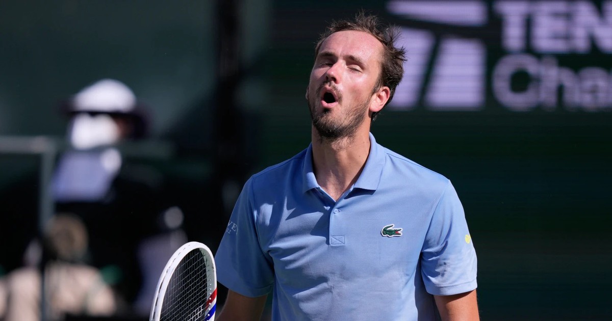 Medvedev ném vợt phá hỏng bảng đèn LED tại Cincinnati Open