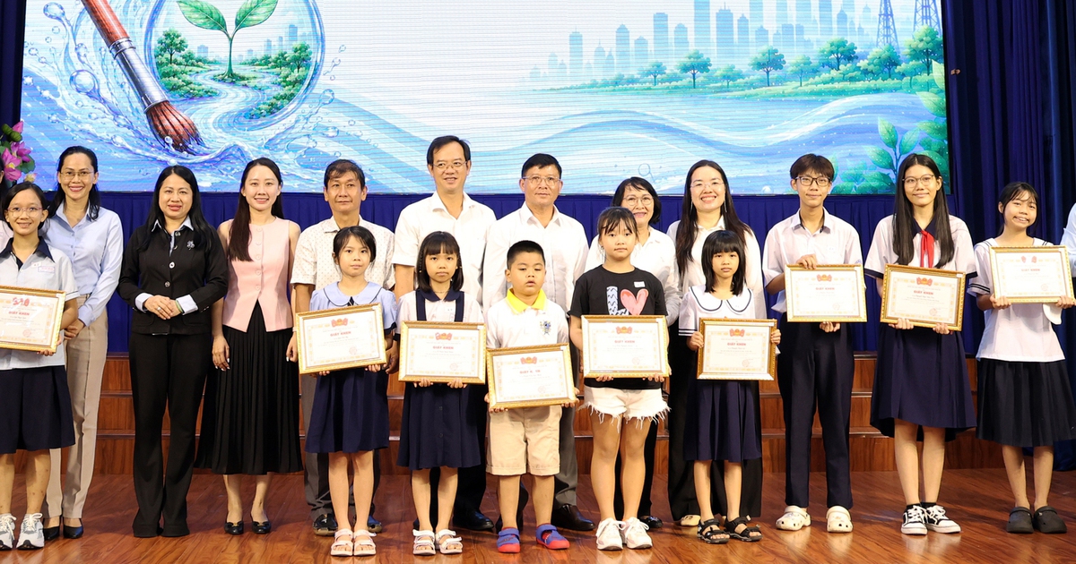 Học sinh TP.HCM vẽ tranh 'gieo' tình yêu nguồn nước