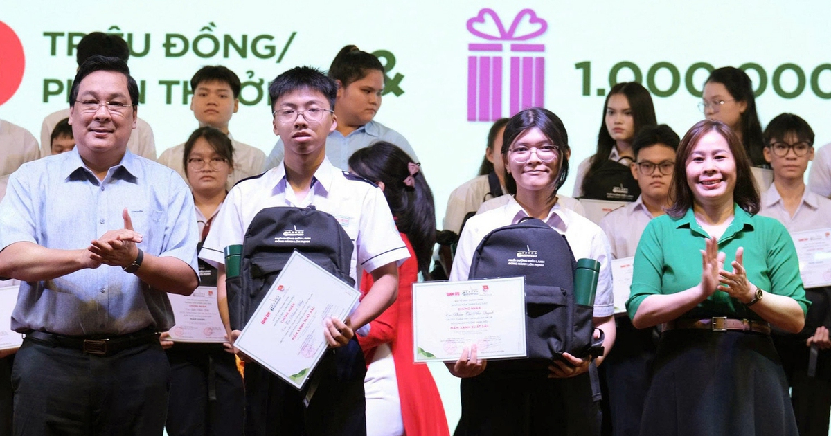 Thưởng 129 HS giỏi tỉnh và quốc gia vươn lên từ bao mái nhà tan tành trong bão lũ 2025