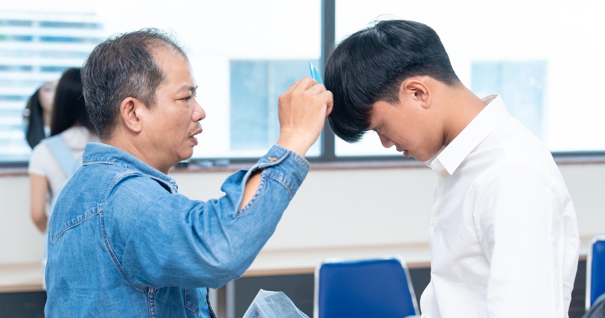 Người anh ngủ gục xuống ghế đá cạnh em trai, cha chải tóc cho con... trong ngày nhập học của tân sinh viên