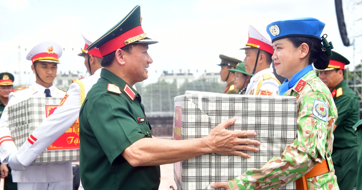 Trung tướng Lê Văn Hướng kiểm tra, động viên các lực lượng diễu binh 'Tổ quốc trong tim'