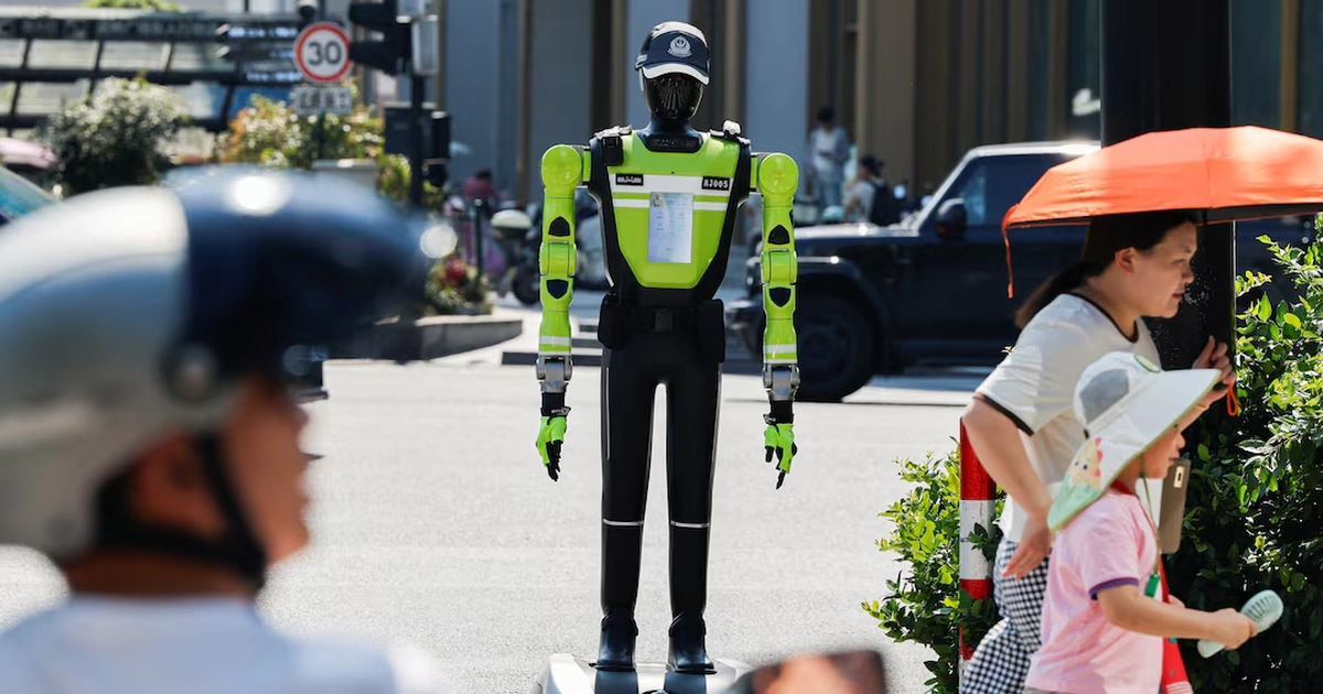 Robot thay thế cảnh sát giao thông, có thể phát hiện người đi xe máy không đội nón bảo hiểm