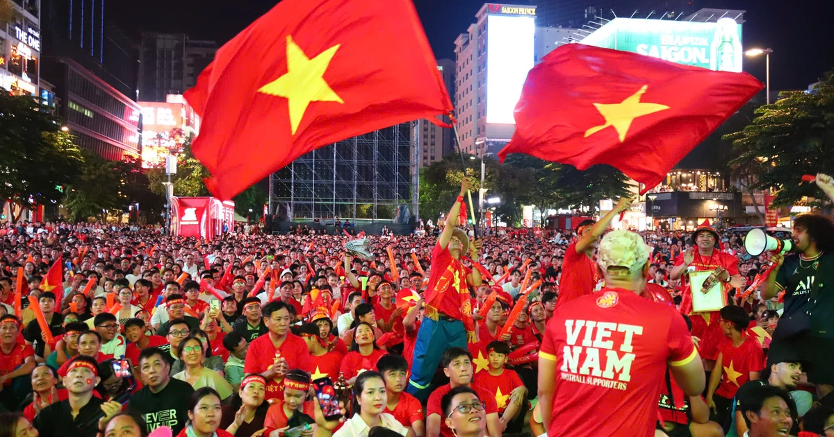Người hâm mộ Việt xuống đường ăn mừng thắng Thái Lan