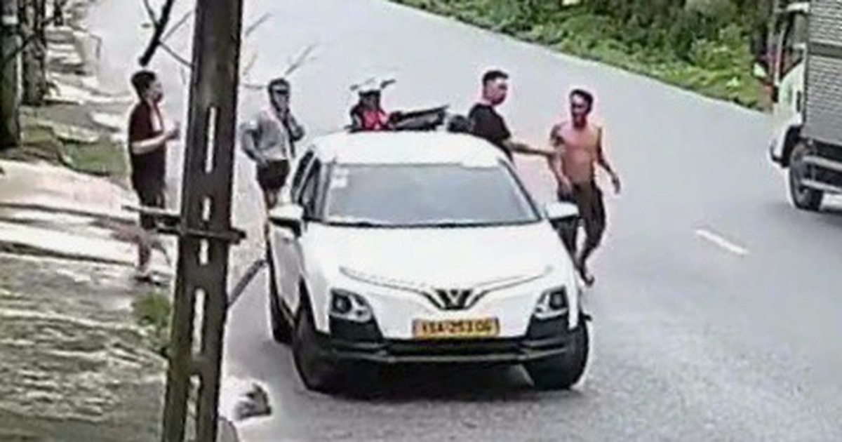 Người đàn ông hung hãn đánh tài xế taxi và luôn miệng 'mày biết bố là ai không' đã bị công an mời làm việc