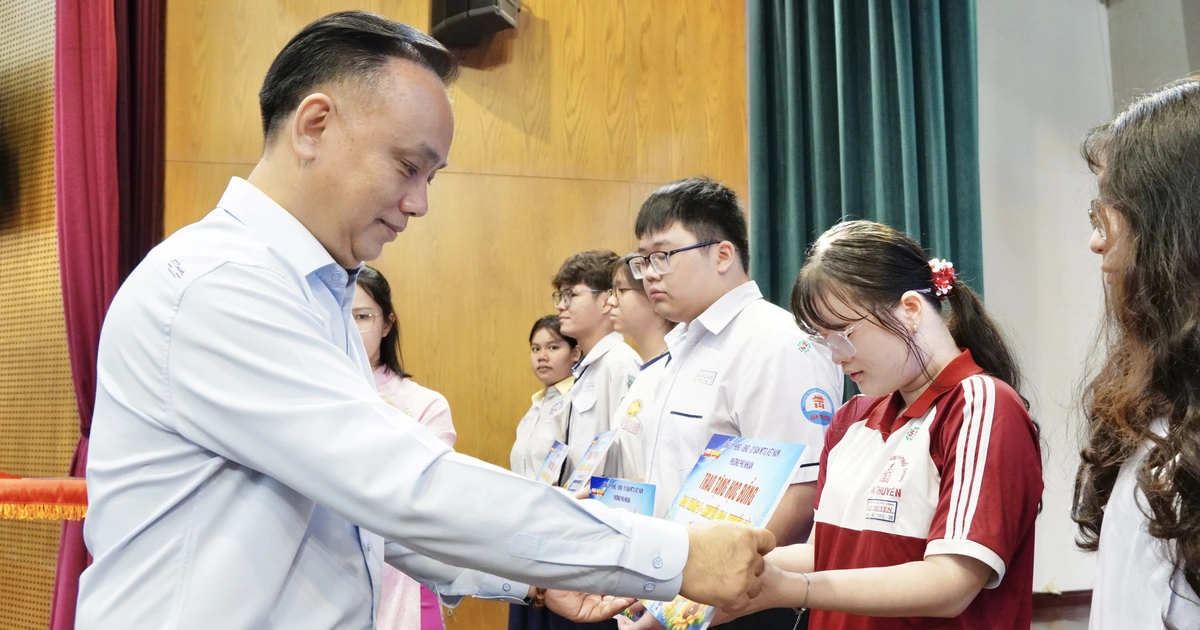 Học sinh nhận học bổng Hoa tháng 8: 'Đồng phục mới của con là mồ hôi của mẹ nhiều ngày buôn bán'