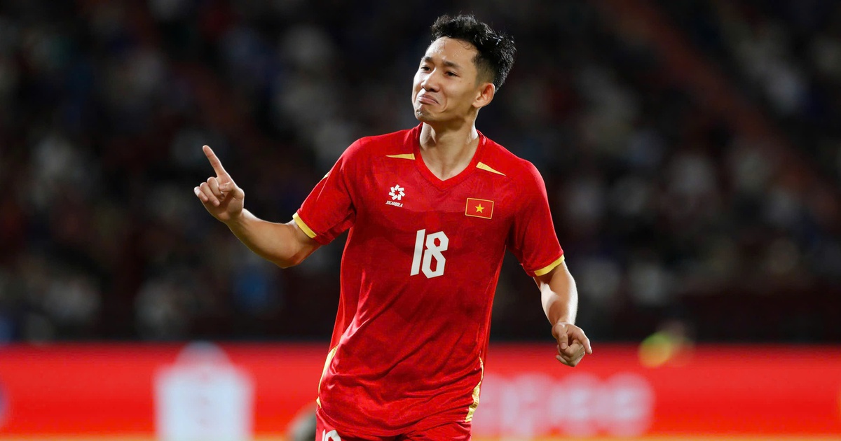 Cựu tuyển thủ Tuấn Phong: HLV Kim Sang Sik thay người quá hay