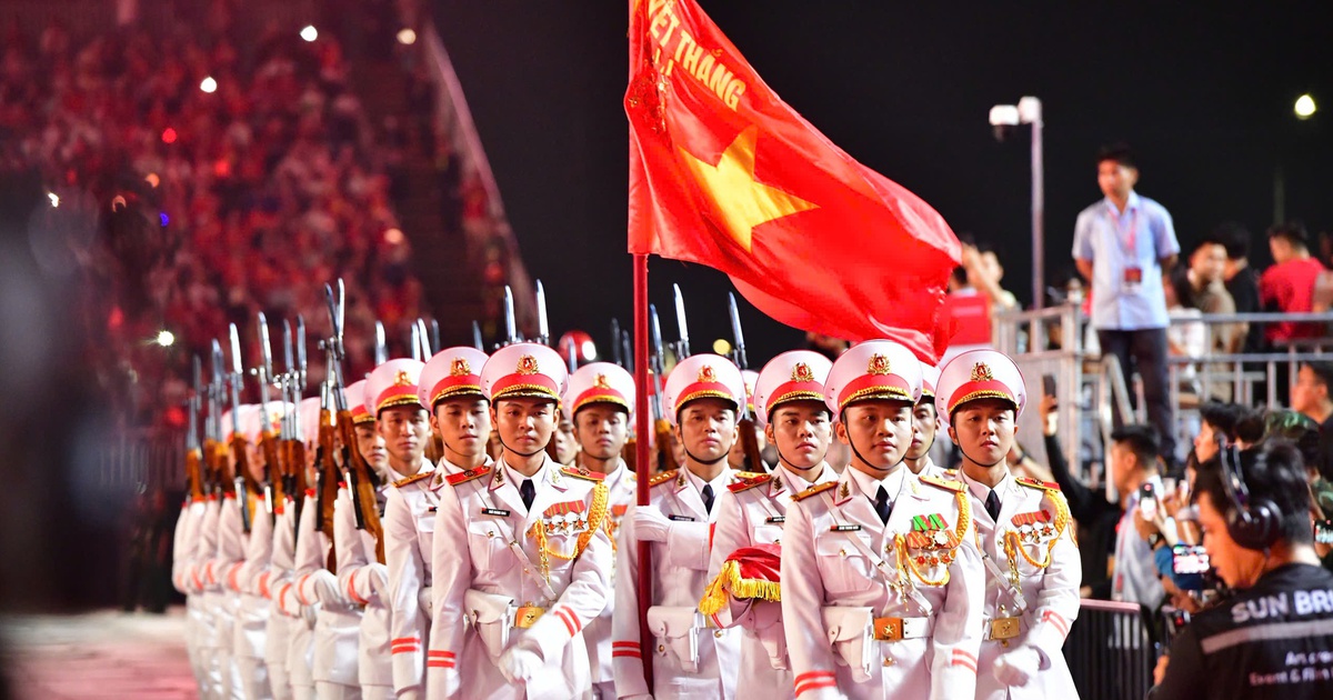 Mưa lớn không ngăn được 40.000 khán giả: 'Tổ quốc trong tim' bắt đầu dưới rợp trời cờ đỏ