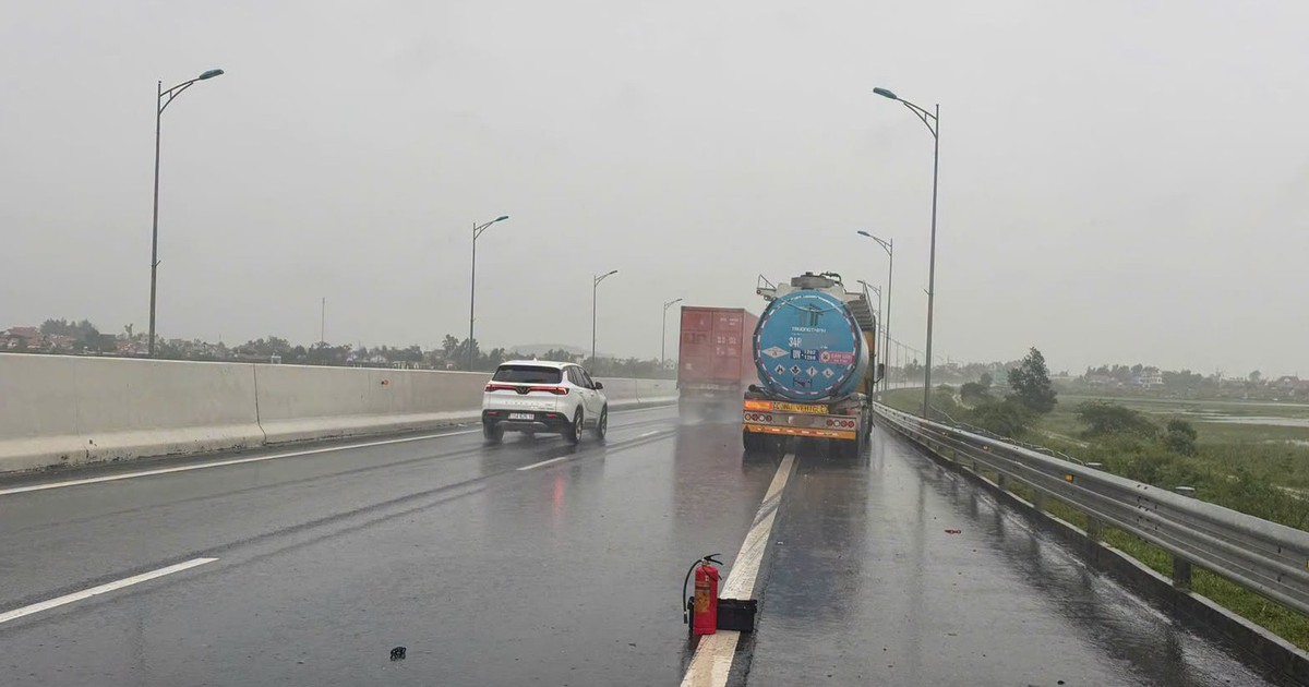 Dừng xe trên cao tốc trời mưa, chỉ đặt bình chữa cháy cách xe 18m, tài xế bị phạt 13 triệu