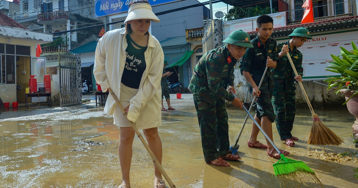 Trường ngập do mưa lũ, thầy cô và phụ huynh tất bật dọn dẹp bùn đất đón học sinh khai giảng