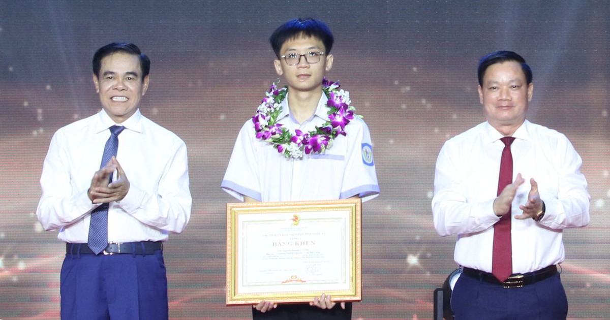 Nam sinh lớp 11 'ẵm' hơn 200 triệu đồng tiền thưởng học sinh giỏi của tỉnh