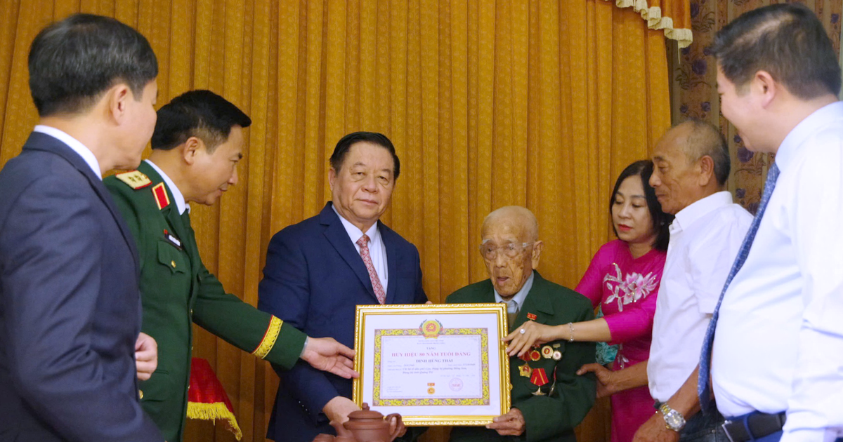 Đại tướng Nguyễn Trọng Nghĩa trao Huy hiệu 80 năm tuổi Đảng cho đảng viên lão thành tại Quảng Trị