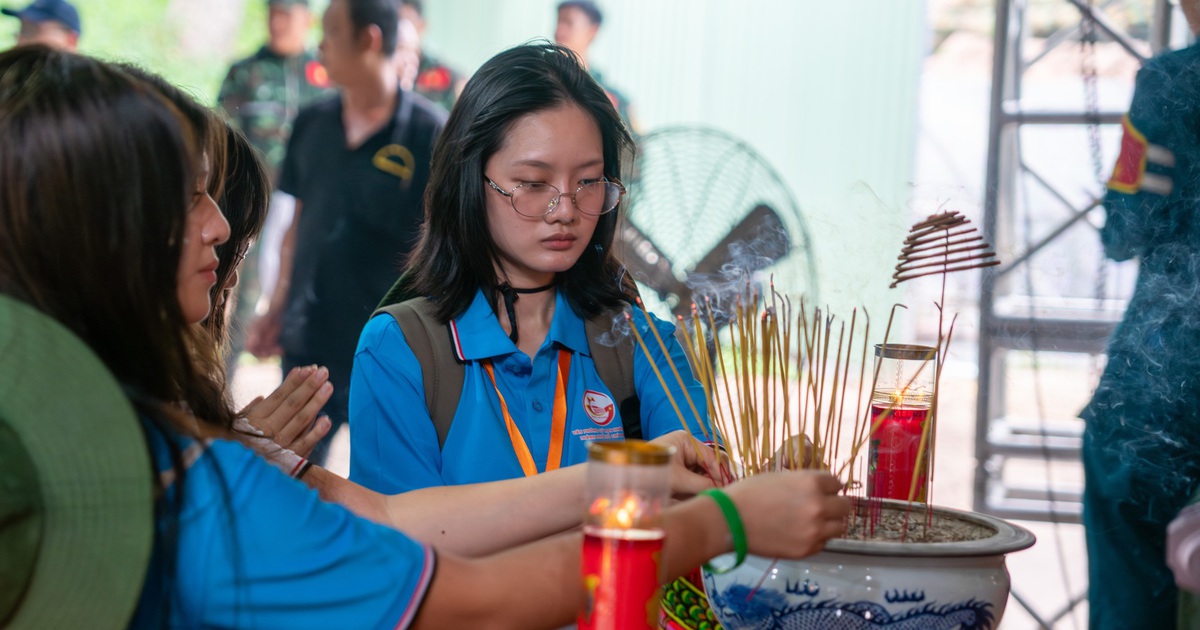 Kiều bào trẻ xúc động thăm công viên Lê Thị Riêng, nghe cô bác kể chuyện kháng chiến
