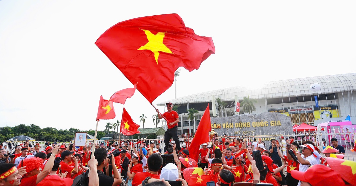 CĐV mở hội trước sân Mỹ Đình chờ Việt Nam đấu Thái Lan