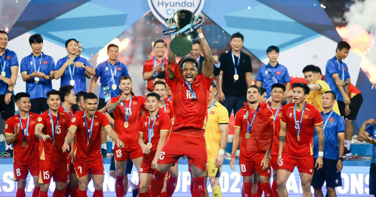 Khoảnh khắc nâng cúp vô địch ASEAN Cup 2026 của tuyển Việt Nam
