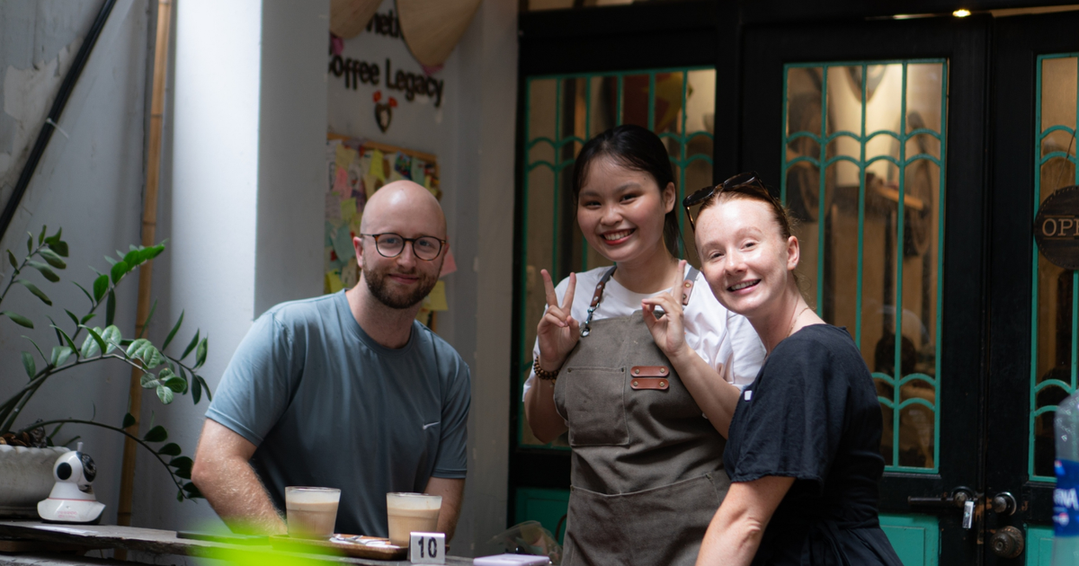 Hanoi Old Quarter café draws Western tourists with maze-like entrance