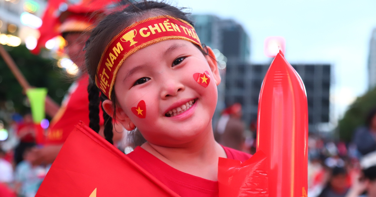 TP.HCM rực sắc đỏ, người hâm mộ sẵn sàng ‘cháy’ cùng đội tuyển