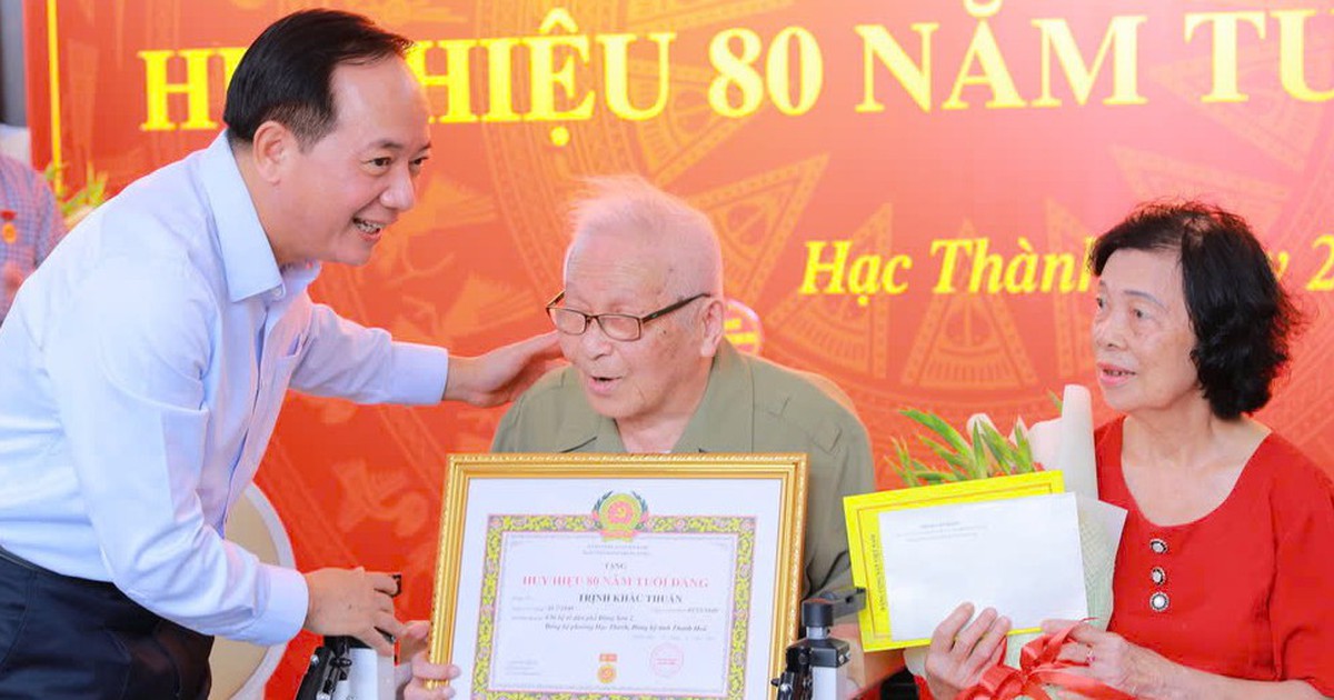 Trưởng Ban Tuyên giáo Trung ương Trịnh Văn Quyết trao Huy hiệu 80 năm tuổi Đảng cho 3 đảng viên tại Thanh Hóa