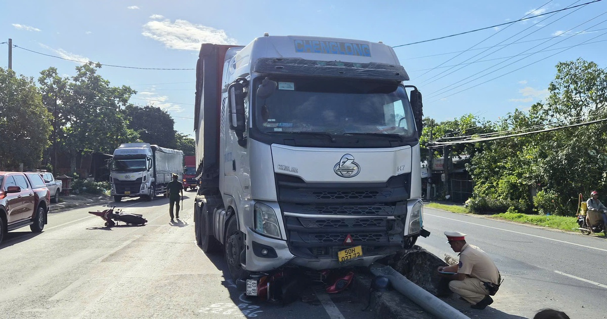 Xe container va chạm xe máy trên quốc lộ, một người chết