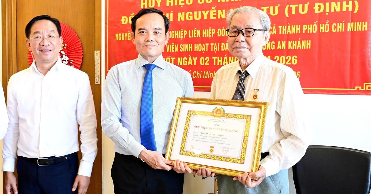 Bí thư Thành ủy TP.HCM Trần Lưu Quang trao Huy hiệu 80 năm tuổi Đảng đến 2 đảng viên cao niên