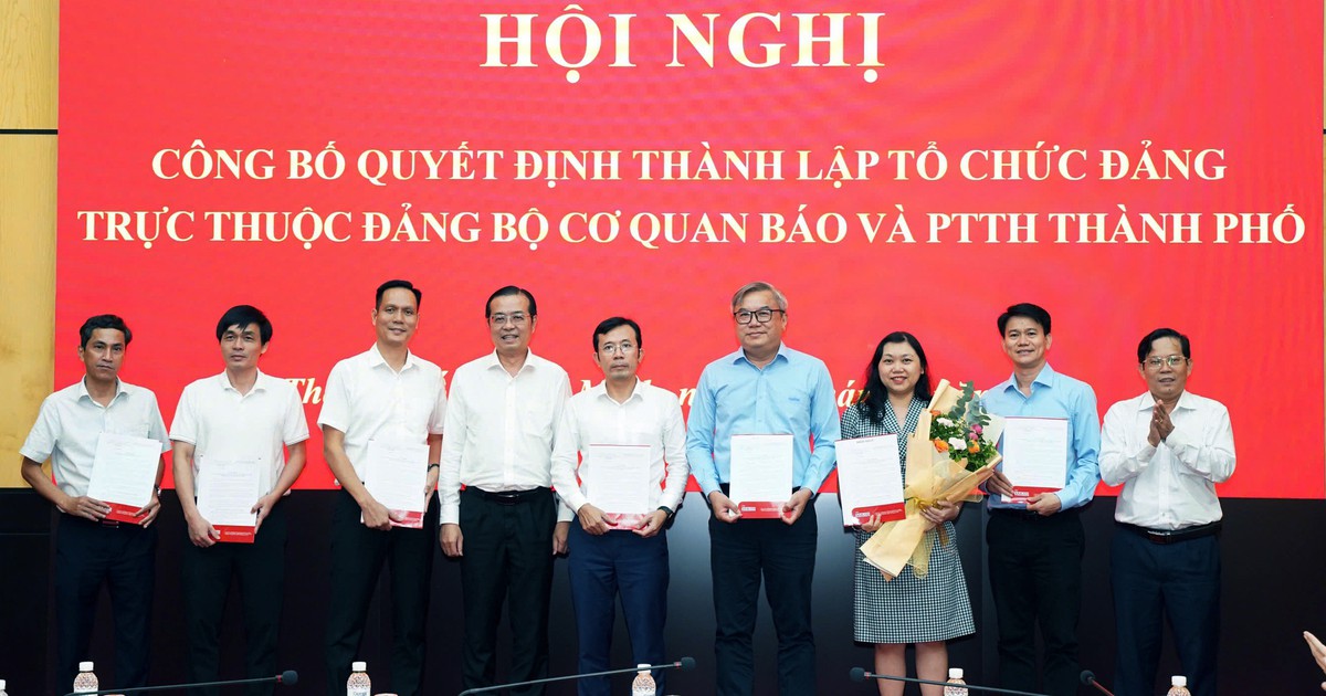 Trao quyết định thành lập và nhân sự Đảng bộ bộ phận Báo điện tử Tuổi Trẻ
