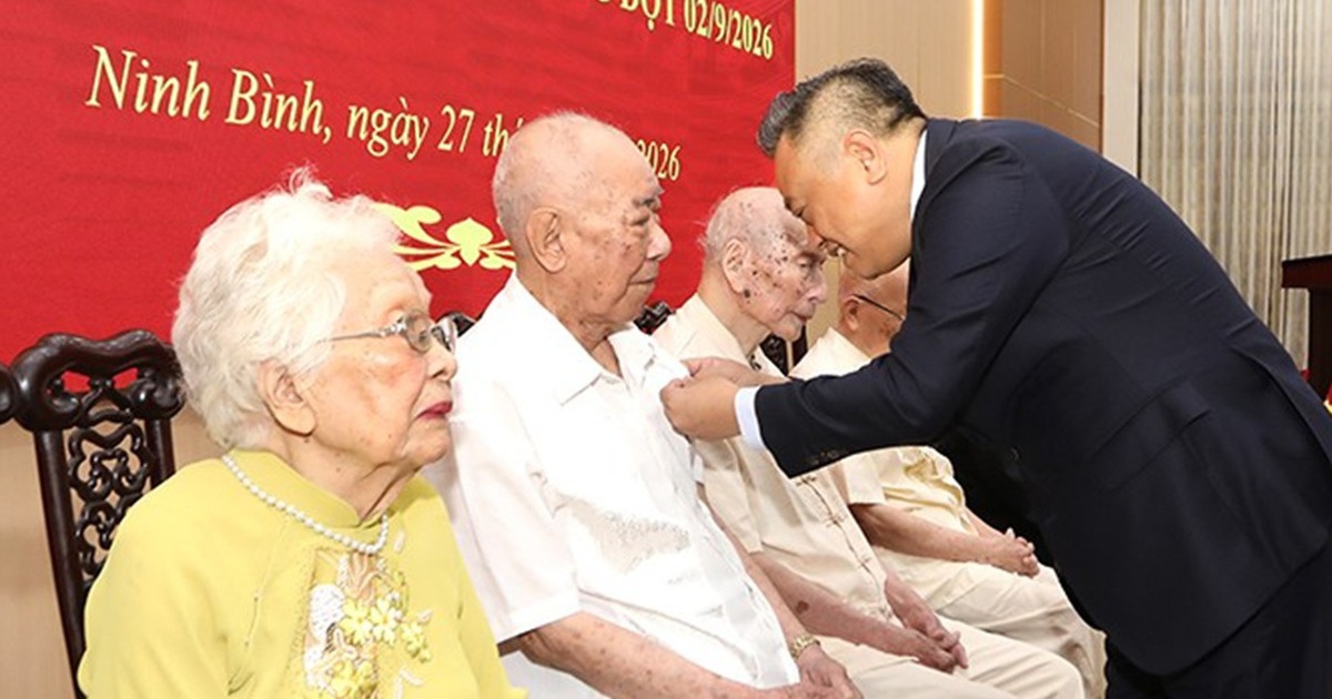 Chủ nhiệm Ủy ban Kiểm tra Trung ương trao Huy hiệu 80 năm tuổi Đảng cho đảng viên lão thành tại Ninh Bình