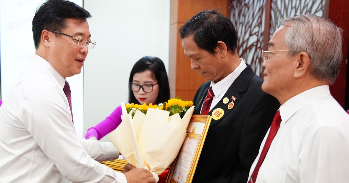 Lãnh đạo Thành ủy TP.HCM trao Huy hiệu Đảng đến đảng viên lão thành dịp 2-9