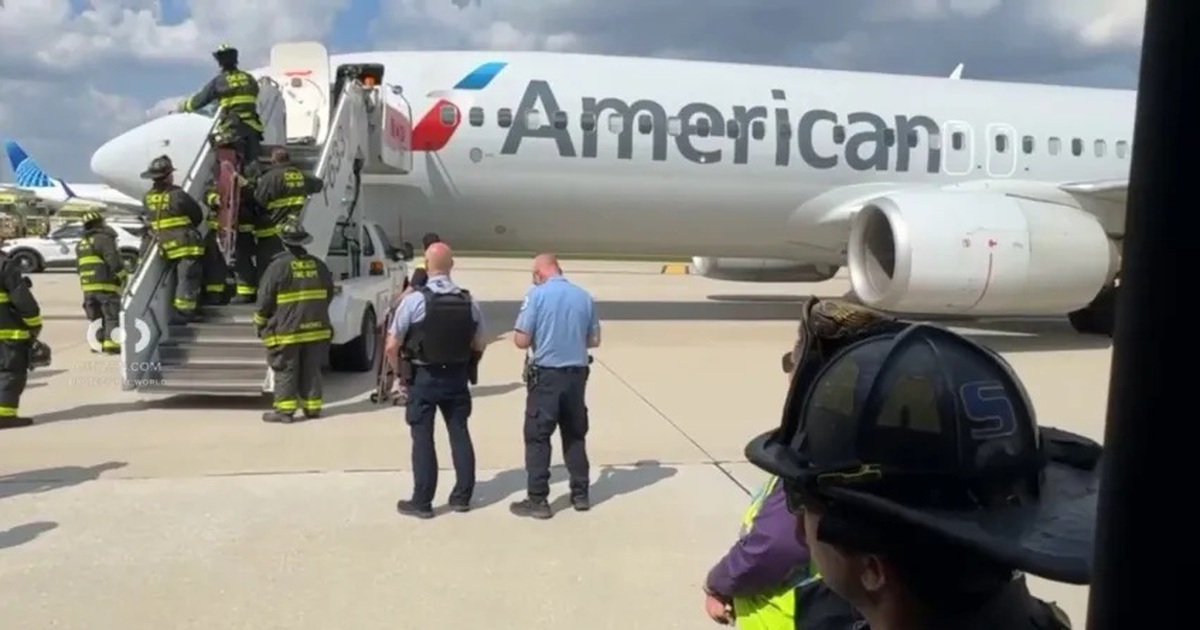 Máy bay American Airlines nổ hai lốp trước giờ cất cánh tại sân bay Chicago