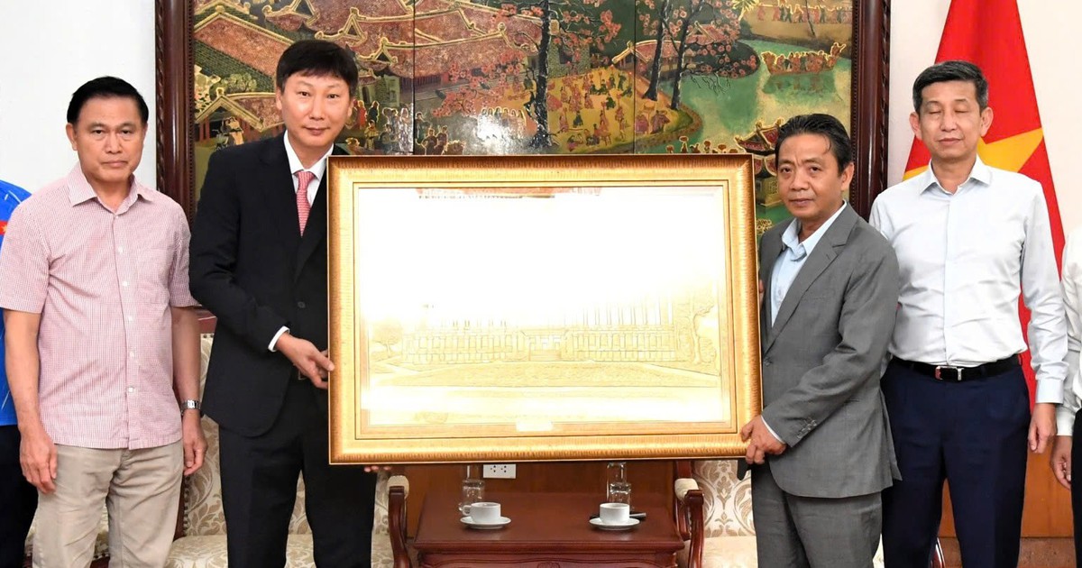 Thủ tướng Lê Minh Hưng tặng quà, gửi gắm kỳ vọng đến đội tuyển Việt Nam