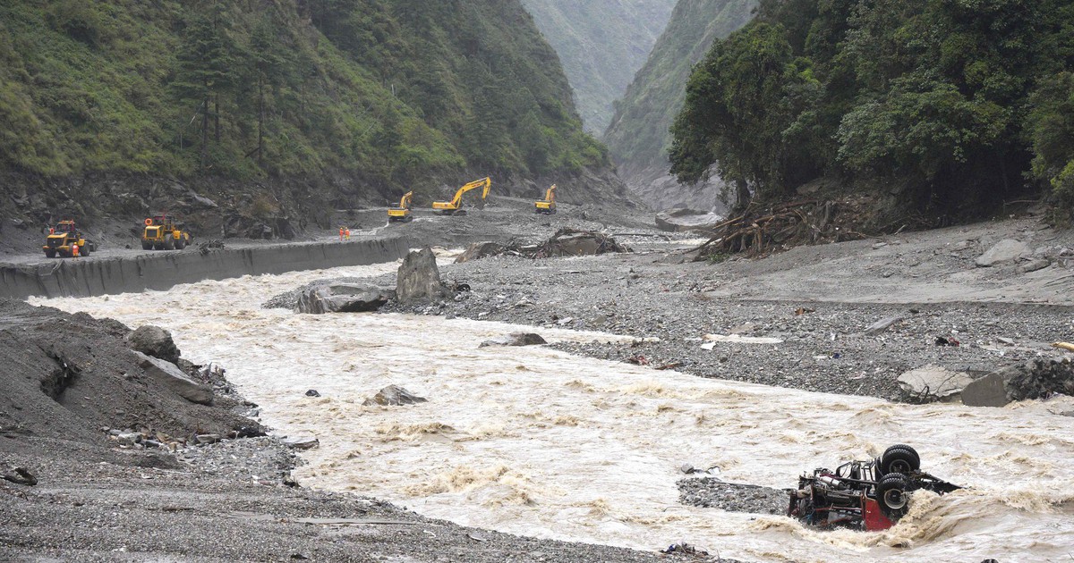 Trung Quốc nối lại cứu hộ thảm họa lũ quét ở biên giới với Nepal