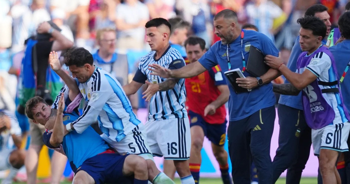 FIFA châm chước cho cầu thủ Argentina nhận án phạt nặng