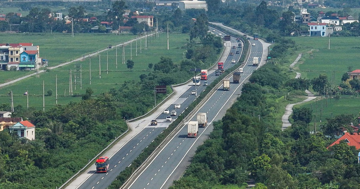 Cho xe đi ngược chiều khi xảy ra ùn tắc trên cao tốc cửa ngõ Hà Nội