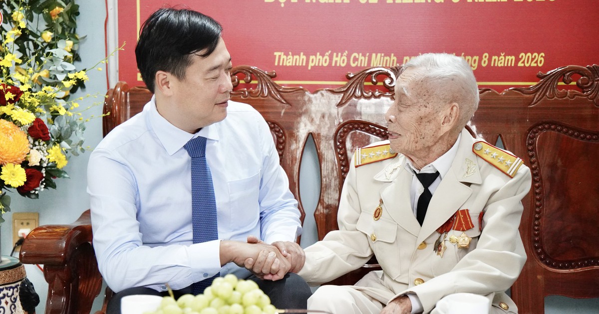 Lãnh đạo Thành ủy TP.HCM trao Huy hiệu 80 năm tuổi Đảng đến đảng viên cao niên