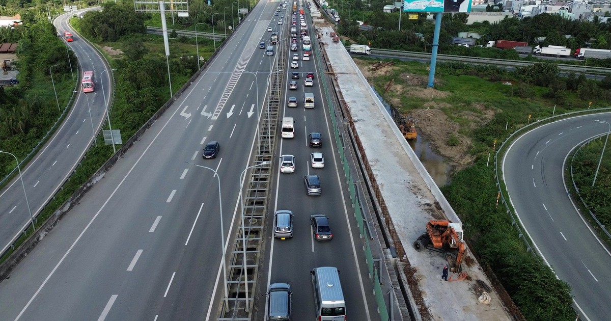 Kẹt xe cao tốc TP.HCM - Long Thành lan xuống đường Võ Chí Công, tài xế nên chọn lộ trình phù hợp