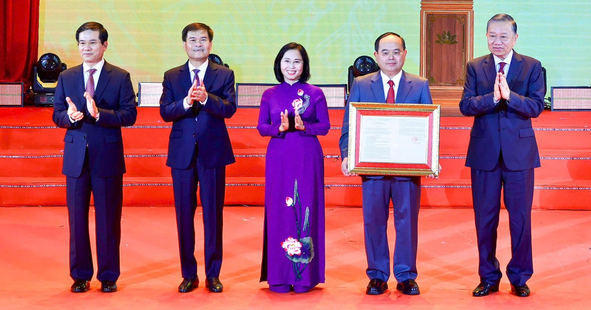 Tổng Bí thư, Chủ tịch nước Tô Lâm trao nghị quyết của Quốc hội thành lập thành phố Quảng Ninh