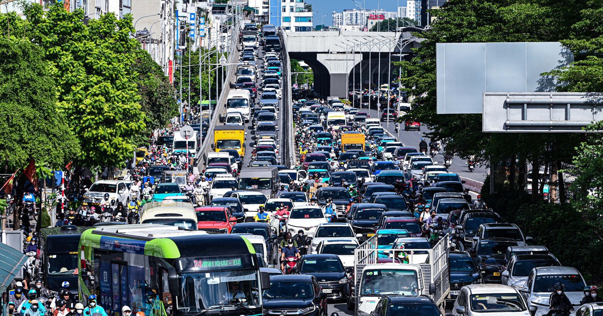 Người dân rời Hà Nội trước kỳ nghỉ lễ 5 ngày, nhiều tuyến đường ùn ứ