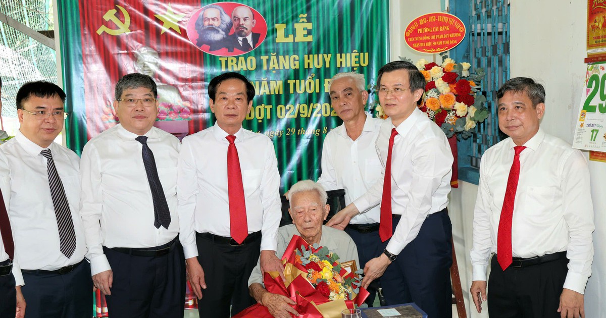 Trao Huy hiệu 80 năm tuổi Đảng cho đảng viên lão thành ở Cần Thơ
