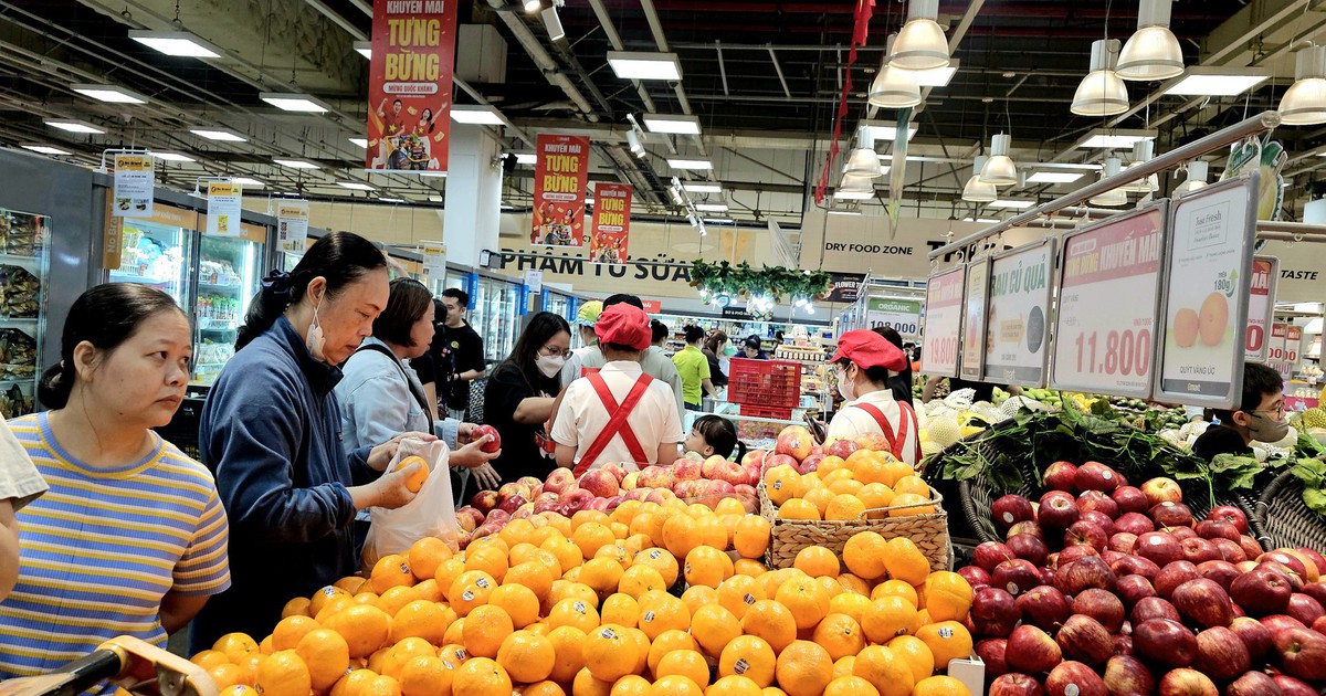 Ngày đầu kỳ nghỉ lễ: siêu thị khuyến mãi nhiều, nơi chen chân mua sắm, nơi thưa khách