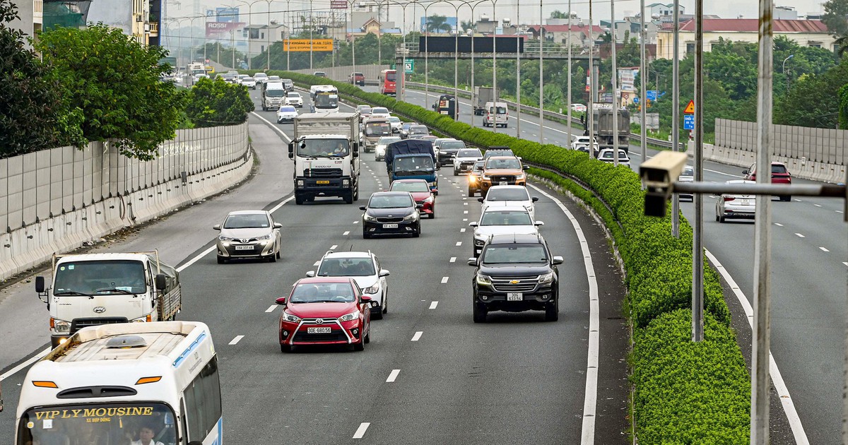 Ngày đầu nghỉ lễ, cao tốc Pháp Vân - Cầu Giẽ đông nghẹt nhưng tài xế bớt 'bám đuôi'