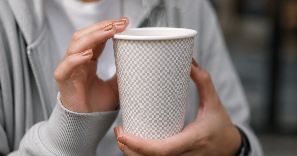 Cà phê nóng trong ly giấy, chuyện gì xảy ra bên trong chiếc ly?