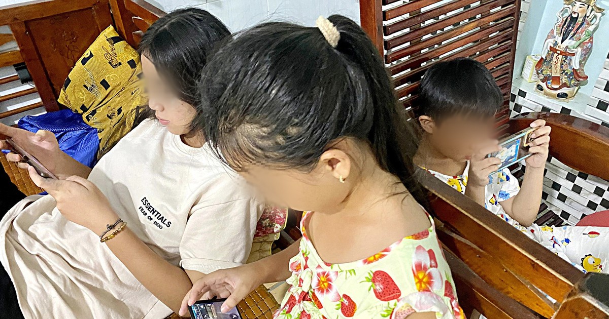 Trẻ đi khám tâm lý do liên quan màn hình, phụ huynh cũng 'dán mắt' vào điện thoại khi bên con