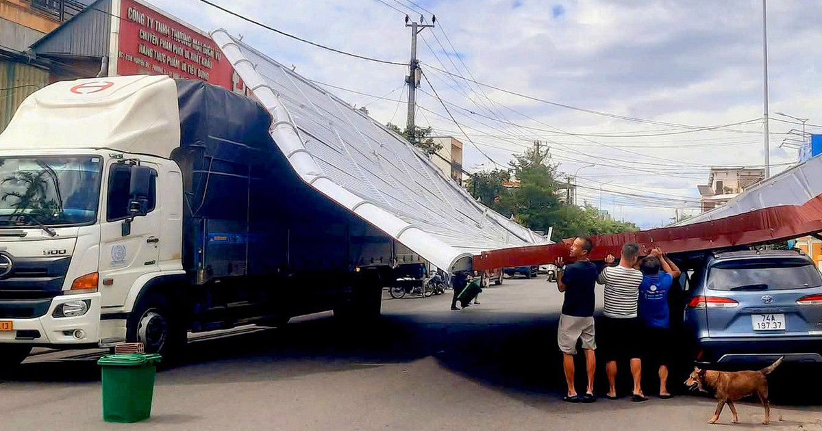 Gió Lào như bão giật phăng mái tôn, xe tải 'đỡ' giúp người đi đường