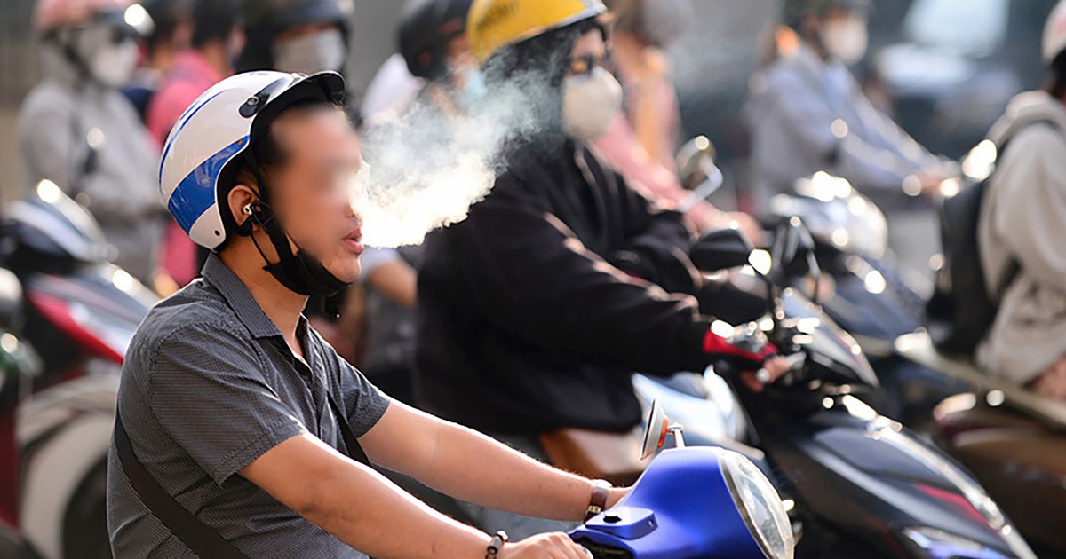 Có nên cấm hút thuốc lá khi lái xe như cấm dùng điện thoại?