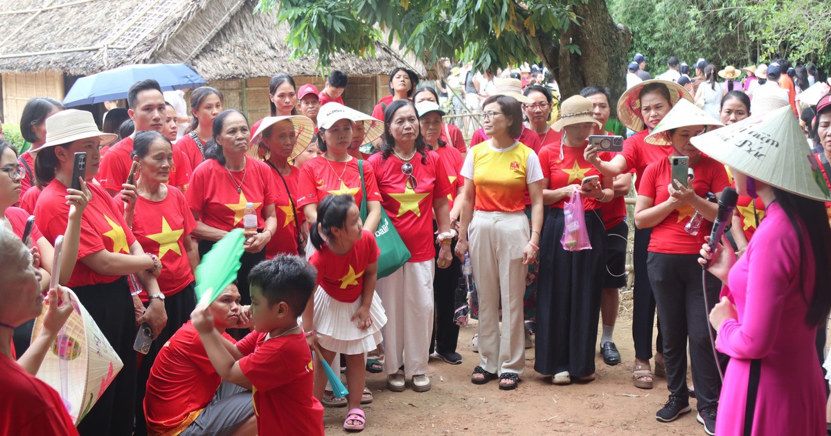 Người dân muôn phương về thăm quê Bác Hồ dịp Quốc khánh