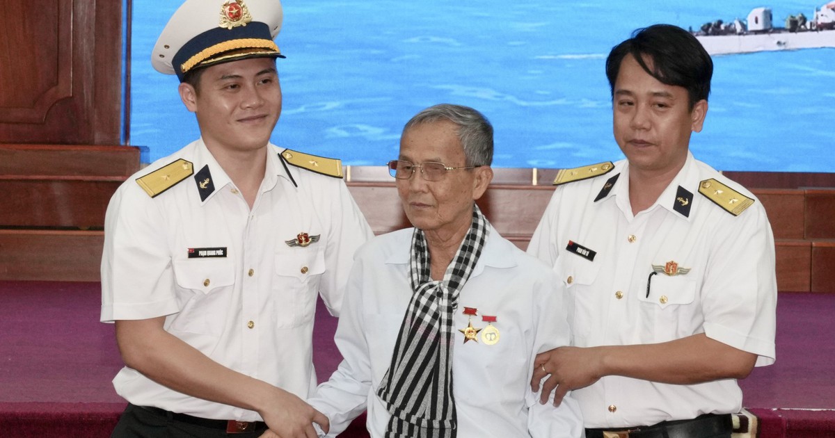 Hơn 100 cựu tù chính trị TP.HCM 'hành quân về nguồn' tại Lữ đoàn 171 Hải quân